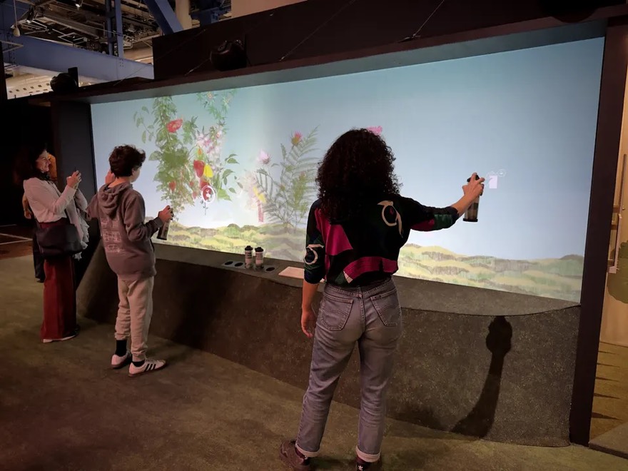 La Fresque des Jardiniers : des visiteurs peignent une fresque projetée à la Cité des Sciences